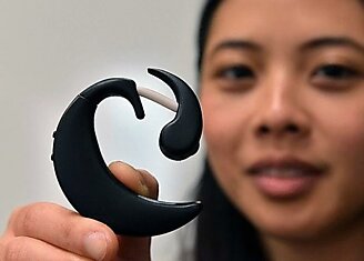 Японские инженеры создали компьютер, который можно носить на ухе