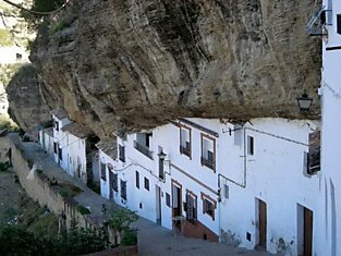 Сетениль-де-лас-Бодегас — удивительный город в скале
