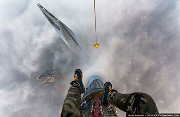 Русские парни забрались на 650-метровую вышку в Китае