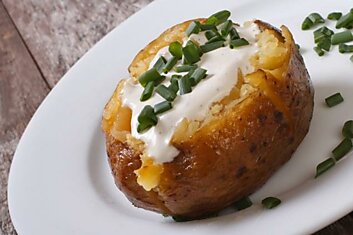 Как запечь картофель с сарделькой внутри