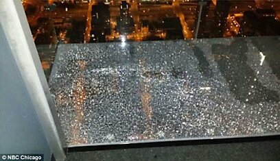 Стеклянный балкон чикагского небоскреба треснул под ногами туристов
