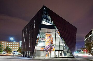 Фасад, меняющий облик музея, Кливленд