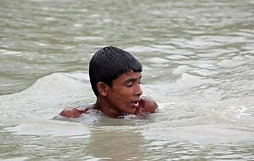 В Бангладеш юный мальчик бросился спасать оленёнка