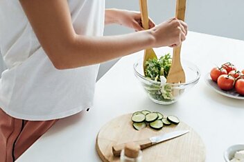 Как приготовить салат с луком и яйцом