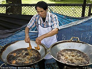 Повар из Таиланда способен жарить пищу голыми руками, так как у него не бывает ожогов