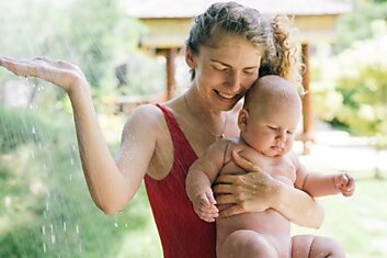 Психологи разобрались, когда нужно прекращать принимать ванну вместе с детьми