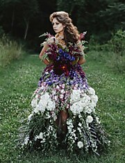Оригинальное платье из свежих цветов.
