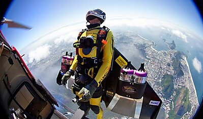 Известный как Jetman, прыгает с вертолета над Рио-де-Жанейро