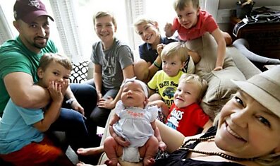 В этой семье было 6 сыновей и вот наконец родилась дочка. Реакция мальчиков умиляет!