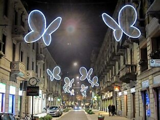 Светящиеся бабочки на миланских улицах