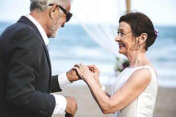 Вышла в 65 лет замуж за своего ровесника, да вот дети на свадьбу не пришли