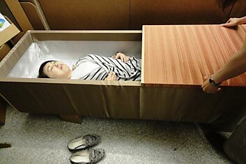 На фестивале Шукатцу японцы наносят на лица похоронный грим и лежат в гробах