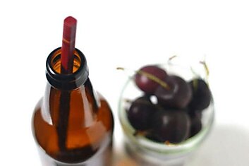 Как легко достать косточку из вишни при помощи бутылки
