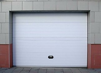 Что сделать с гаражной дверью, которая не радует своим видом
