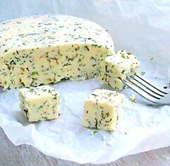 Домашний сыр с зеленью и тмином.