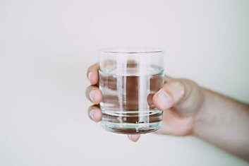 Сколько воды нужно пить в день и в какое время это лучше всего делать