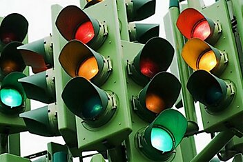 Почему светофор имеет красный, жёлтый и зелёный цвета?