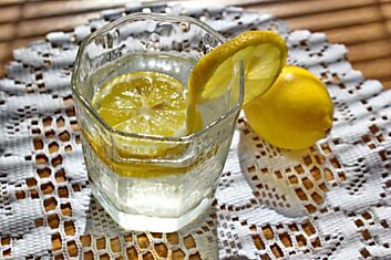 Ошибка тех, кто пьет теплую воду с лимоном натощак