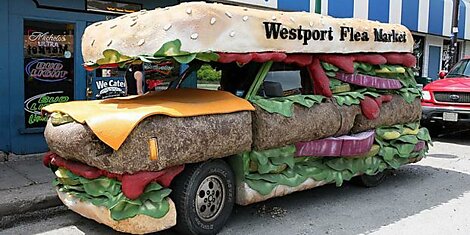Вот такой необычный автомобильчик в виде сэндвича