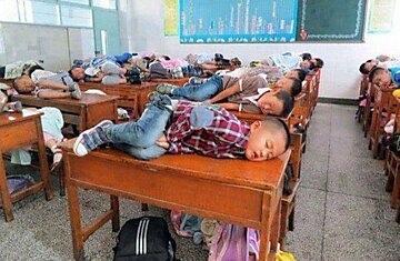 В Китае учителя позволяют детям спать в классе в течение 20 минут, чтобы они лучше учились.