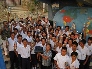 В Гватемале строят школы из пластиковых бутылок