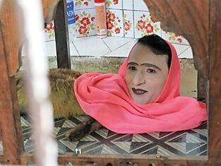 В пакистанском зоопарке мужчина изображает лису с женским лицом
