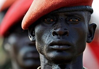 Солдат народной освободительной армии Судана на репетиции парада ко дню независимости. Сильное фото.