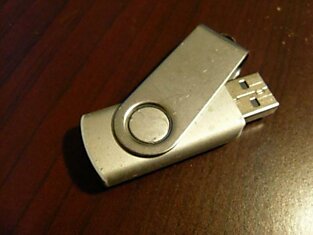 Обычная китайская USB-флэшка.