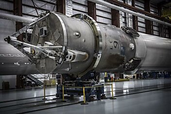 SpaceX показала свой ангар для хранения вернувшихся из космоса ступеней ракет Falcon 9