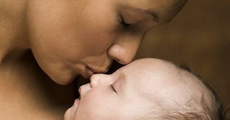 Можно ли целовать детей в губы? Мамы не согласны с психологами.