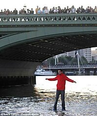 Британский иллюзионист прогулялся по воде Темзы ...