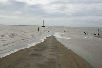 Дорога во Франции, которая исчезает под водой дваж