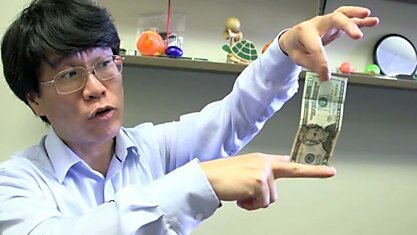 Научное объяснение, почему нельзя поймать долларовую купюру двумя пальцами