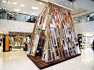 «Разборной» эко магазин МОМО, созданный из множества переработанных окон