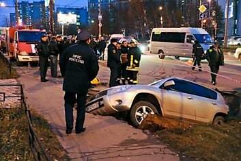 На западе Москвы под землю провалились два автомобиля