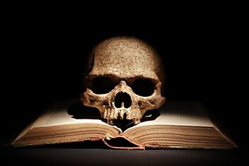 Хозяин книжной лавки продал мальчику книгу под названием «Смерть», но запретил смотреть первую страницу…