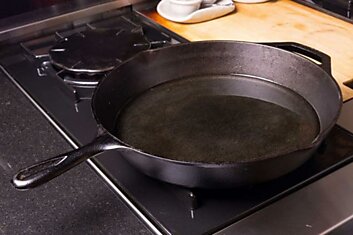 Как почистить чугунную сковороду: лучший способ обновить сковородку