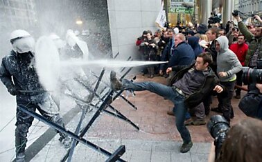 "Молочная атака" в Брюсселе (8 фотографий)