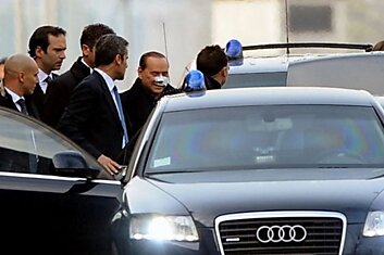 Сильвио Берлускони выписали из больницы (5 фото)