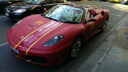 McDonald’s доставляет еду на Ferrari и Lamborghini