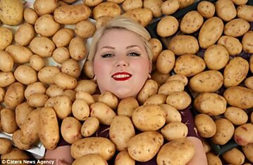 Женщина ест только картошку