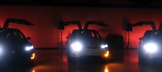 Tesla Model Xmas: электромобили могут и развлекать