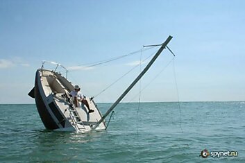 Яхта - обманка (9 фото)