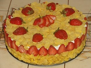 Хрустящий торт с ягодами.