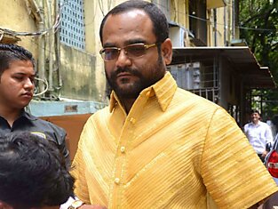В Индии богатые мужчины носят рубашки из чистого золота