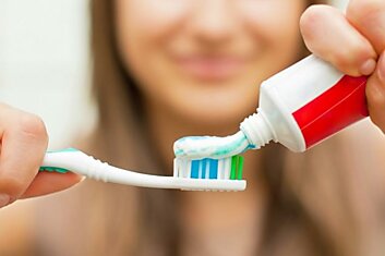 Почему щетинки на зубной щетке бывают разных цветов