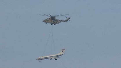 Вертолет перевозит Ту–134