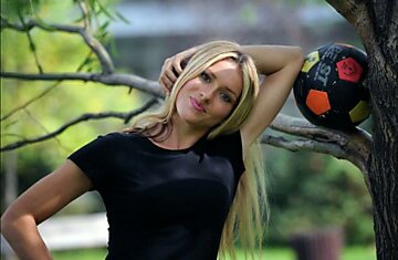 Блондинка, которая учит мужчин играть в футбол