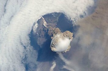 Извержения вулканов - вид из космоса