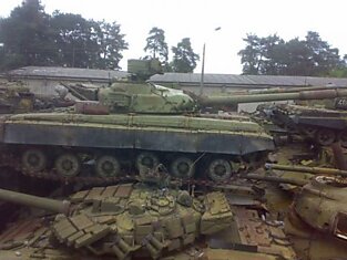 Кладбище военной техники в Киеве (22 фото)
